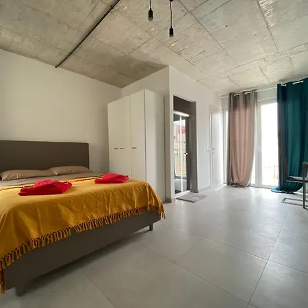 Minimal & Arty Townhouse בית אירוח *